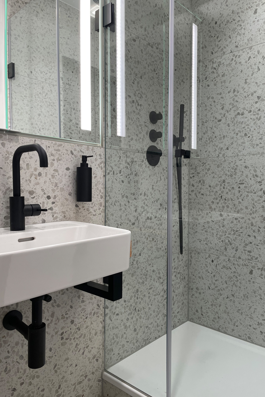 n-vier architekten, renovation Berlin-Prenzlauer Berg, interior design, renovation, bathroom shower