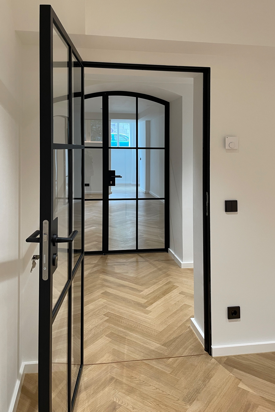 n-vier architekten, renovation Berlin-Prenzlauer Berg, interior design, renovation, basement, steel-glass door, round floor, hallway