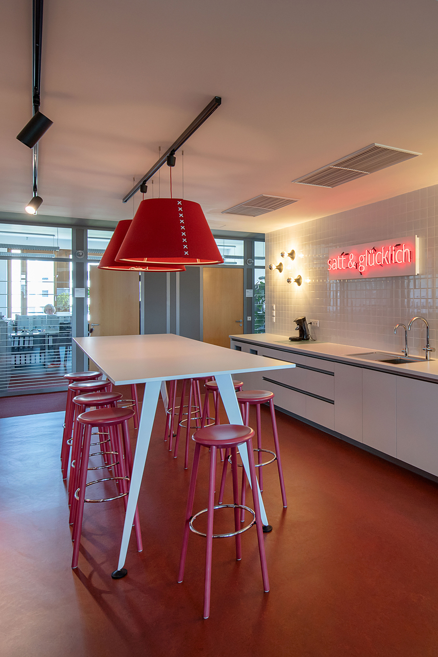 n-vier architekten, interior design Berlin-Marzahn, renovation, tea kitchen, break area, high table, neon lettering