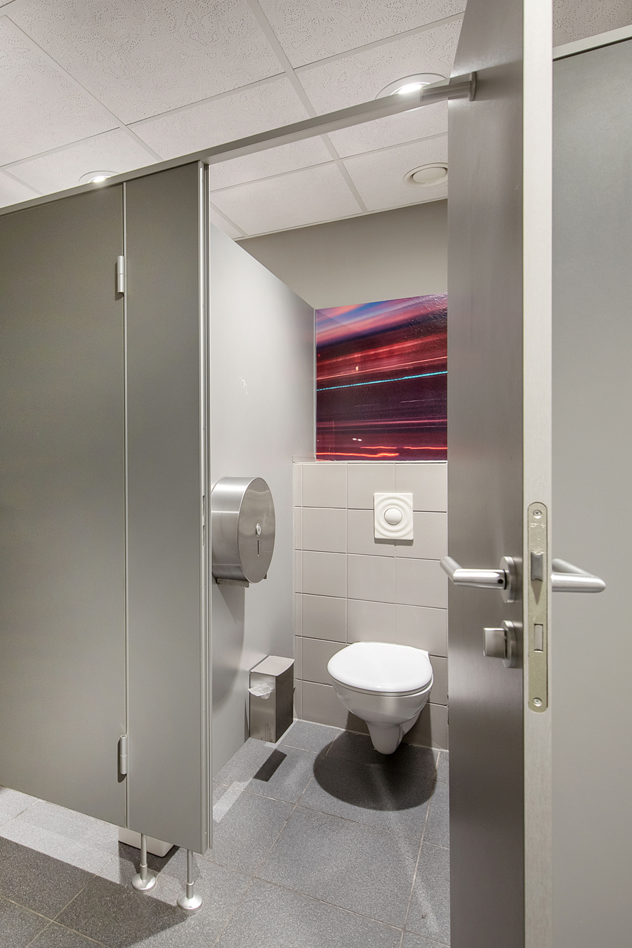 n|vier architekten, renovation Berlin-Charlottenburg, photo wallpaper, women's toilet, toilet cabin, colour design