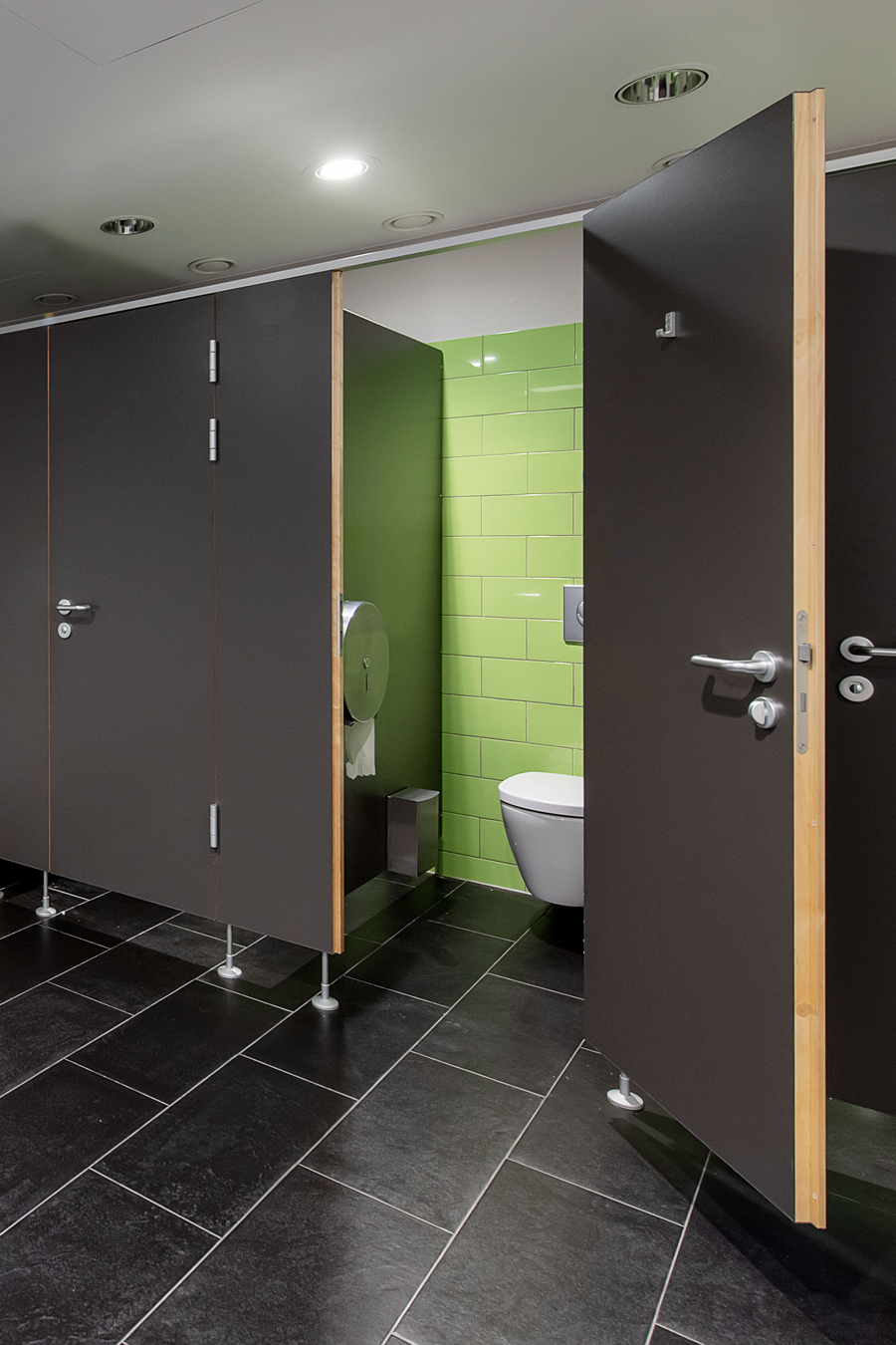 n|vier architekten, renovation Berlin-Charlottenburg, men's toilet area, toilet cabin, colour concept