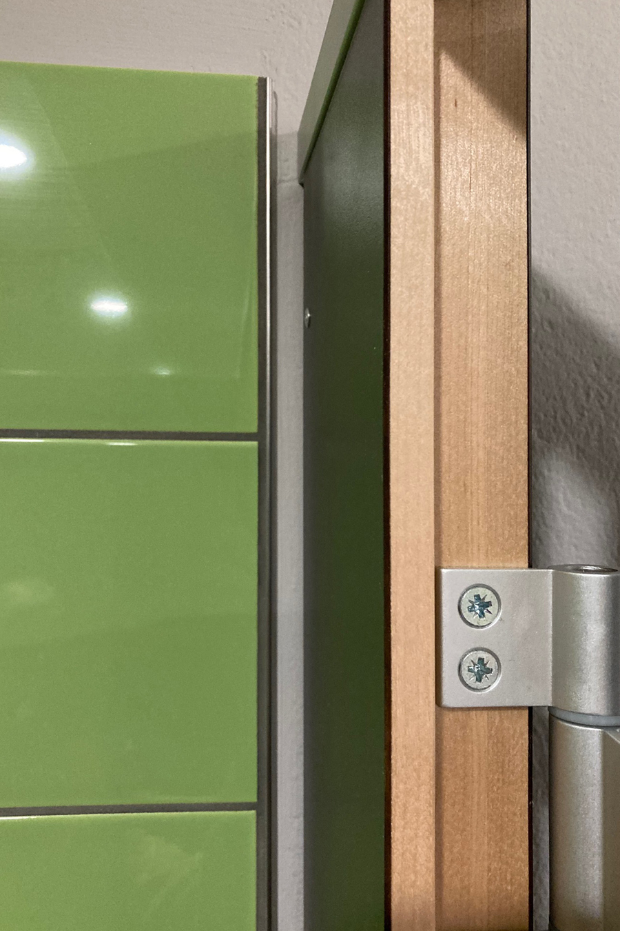 n|vier architekten, renovation Berlin-Charlottenburg, men's toilet area, toilet cabin, colour concept